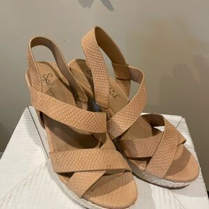 Unworn Splendid Dallis tan and cream wedges..snake embossed size 8